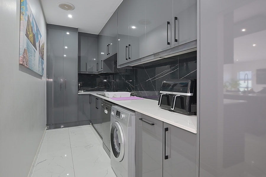 5 Bedroom Property for Sale in Sandown Western Cape